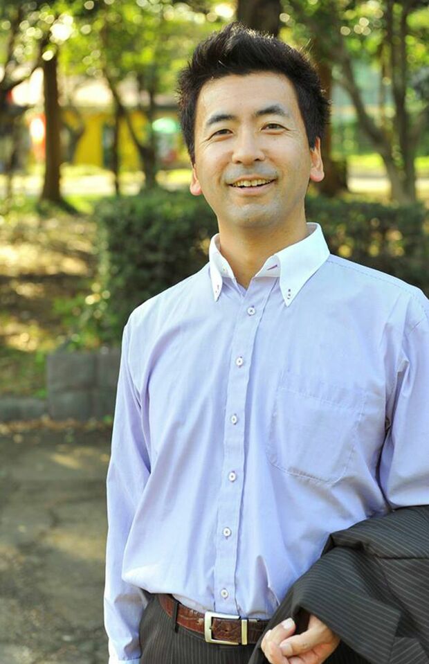 細身で背が高くさわやかな印象の吉岡康成容疑者（本人のフェイスブックより）