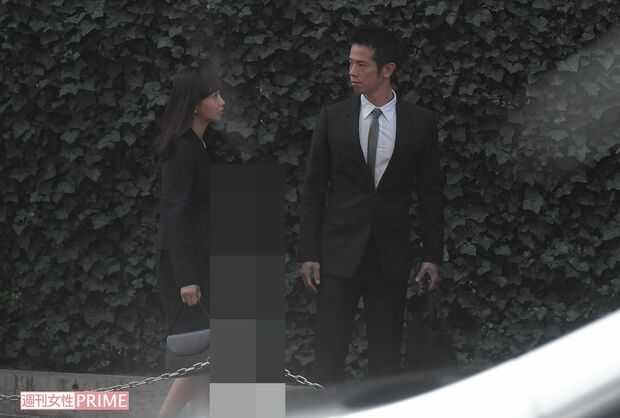 小学校の入学式に訪れた庄司と藤本