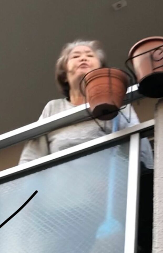 唾を吐く容疑者