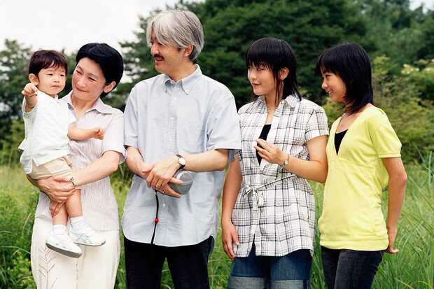 悠仁さまの2歳のお誕生日での家族写真では全員が悠仁さまに夢中（2008年夏）