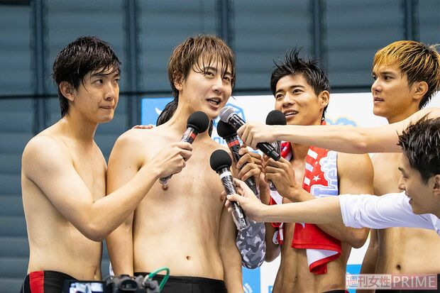 囲み取材の白組メンバー　撮影／廣瀬靖士