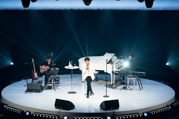 甘い歌声でウナギを魅了したチャン・グンソク　(C)AG Corporation