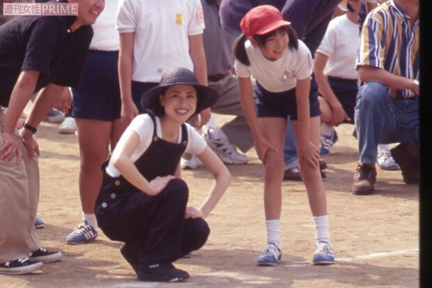 運動会の親子競技の出番を待つ神田沙也加さん(当時11歳)と松田聖子(1997年10月)