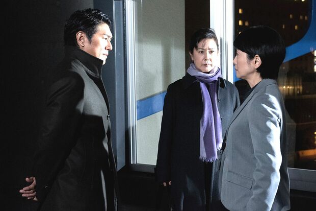 ラーメン店強盗事件の捜査からはずされた百合子と亜矢は、テロ事件の捜査をすることに　(c)テレビ東京