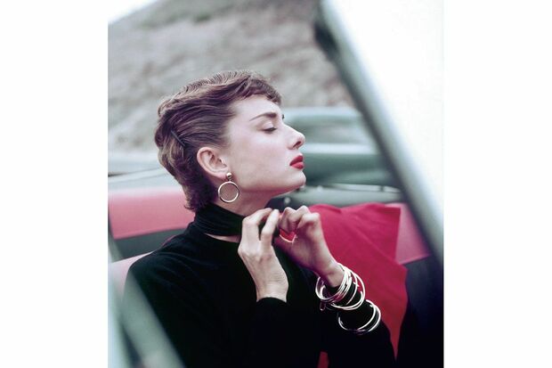 ミルトン・H・グリーン撮影。'53年グラフ雑誌『ルック』の仕事で米マリブを訪れたミルトンが『麗しのサブリナ』撮影中のヘプバーンの写真を。