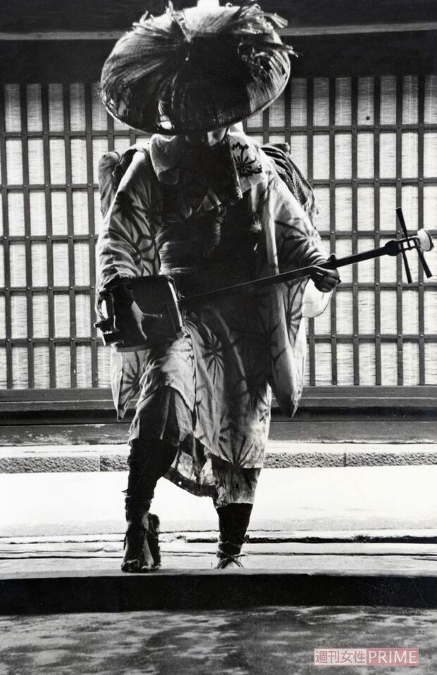 岩下志麻が体当たりで盲目の旅芸人を演じた『はなれ瞽女おりん』（1977年）。傘の被り方などは本物の瞽女さんから教わった　（c）表現社