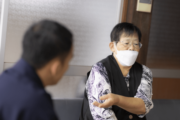 思い出を語ってくれた母・啓子さん（撮影／矢島泰輔）