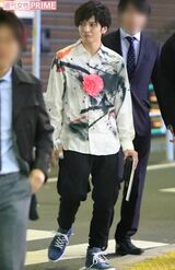 1次会を終えた生田。左手に似顔絵のイラストが描かれた色紙を持っていた