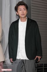 『嵐 活動休止表明会見』に緑のジャケットで登場した大野智