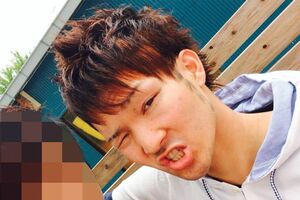 変顔をする塩塚容疑者(SNSより)