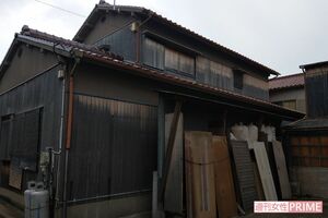 山田容疑者宅。写真の手前に工房があり、敷地の境の壁は騒音を抑えるため設置された