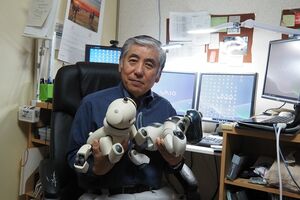 修理の終わったAIBOを手にする乗松氏