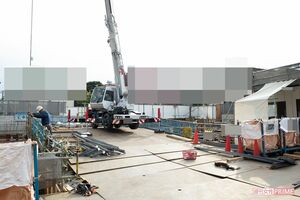 マンションはまだ基礎工事中。閑静な住宅街にそぐわない大きな重機も