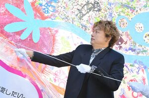 幕の一部がひっかかって除幕できないハプニングにも、「はずれませ～ん！」と香取は茶目っけたっぷりに応じた　撮影／渡邊智裕