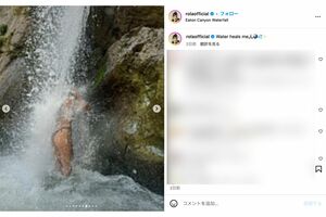 滝をバックに大胆なデザインの三角黒ビキニを着用するローラ（本人インスタグラムより）