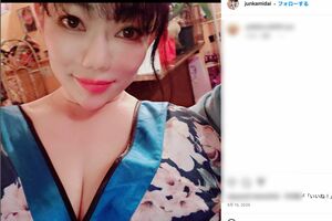 大胆な花魁衣装を着用する純歌（公式インスタグラムより）