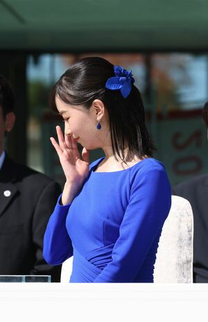 ドレスからアクセサリーまで青色で統一された佳子さま。滋賀県のシンボルである”琵琶湖”を意識されたのではとの声も