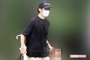 7月上旬、保育園から息子と帰宅する渡部建