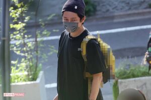 幼稚園のお迎えに来て、近くの公園で長男を遊ばせていた渡部建。子育てパパとして奮闘中	