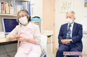 妻・百合子さんの話に聞き入る家森先生。互いを尊敬している　撮影／渡邉智裕