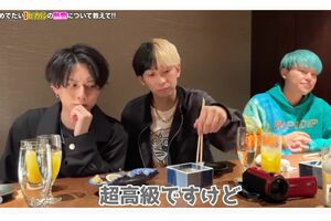 寄せ箸をするヒカルにドン引きすうような表情のみっき〜（左・公式YouTubeより）