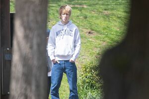 2021年4月期に放送された『コタローは1人暮らし』のロケに臨む横山裕