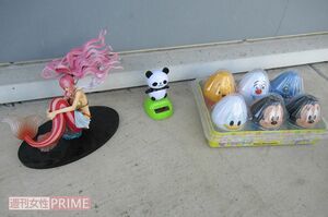 容疑者がプレゼントした人魚のフィギュアやおもちゃ