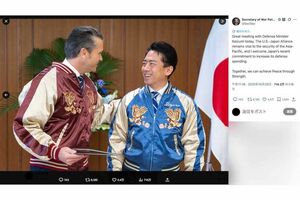 へグセス米国戦争長官にスカジャンをプレゼントした小泉進次郎防衛大臣（ヘグセス氏のXより）