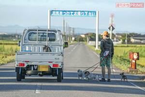 散歩中の坂上は地元の人々とも気さくに話す