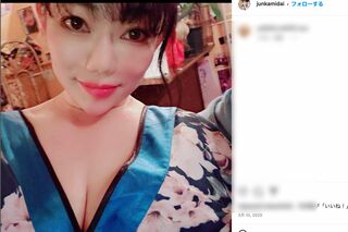 大胆な花魁衣装を着用する純歌（公式インスタグラムより）