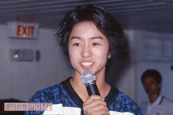 1999年、ハワイでデビュー会見に臨んだ櫻井翔