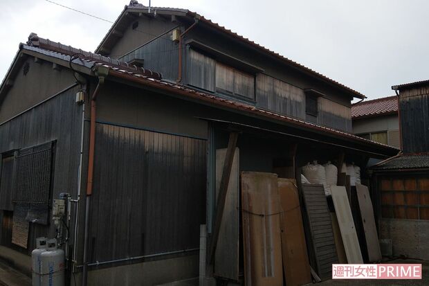 山田容疑者宅。写真の手前に工房があり、敷地の境の壁は騒音を抑えるため設置された