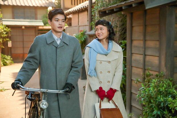 香田吉乃役の深川麻衣【写真右】　(c)NHK