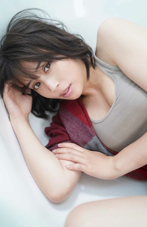 2020年カレンダーで大人の色気を見せた広瀬アリス（プレスリリースより）