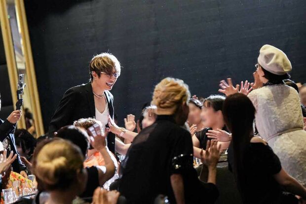 客席を練り歩いて登場したGACKT