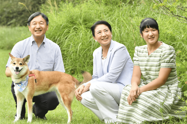 '19年8月の那須ご静養。蒸し暑い夏に、涼しげなカラーリンクコーデで快適そうな由莉の笑顔も、愛子さま17歳、由莉10歳