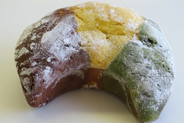 かぼちゃ、抹茶、ココアの3つの味のメロン皮生地がポップ！／カラフルムーン（240円）