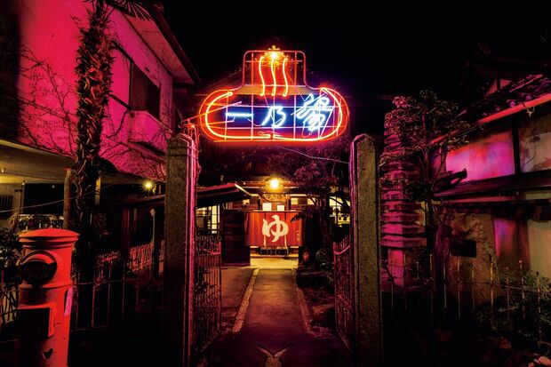 妖しく光るネオンと歴史的建築のコントラストが美しい入り口