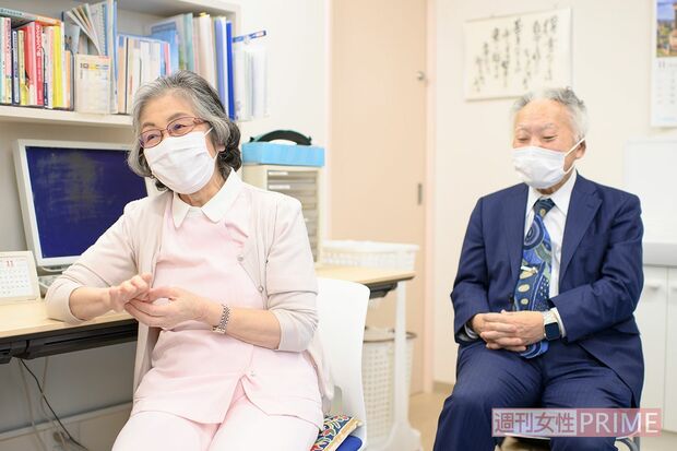 妻・百合子さんの話に聞き入る家森先生。互いを尊敬している　撮影／渡邉智裕