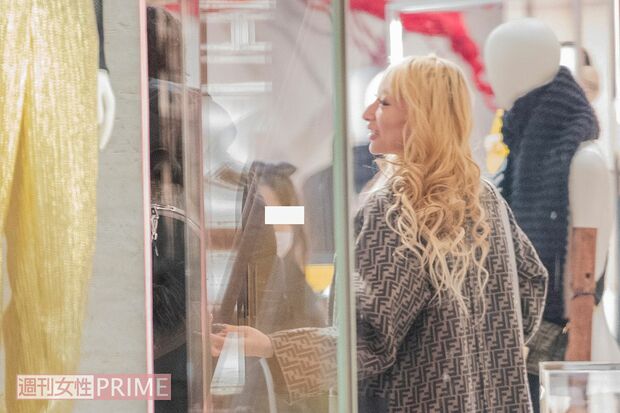 FENDIで新カレと買い物中の加藤紗里（'21年1月）
