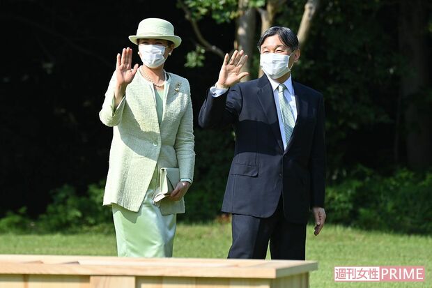 5月30日、島根県で行われた『全国植樹祭』に赤坂御用地からオンライン形式で参加された天皇・皇后両陛下。スギやヤマザクラを植えられたおふたり