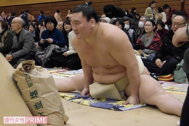 入念に身体を動かす白鵬（筆者撮影）