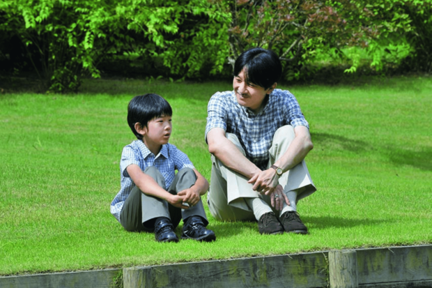 ニワトリの研究などを行ってきた秋篠宮さまと、無類の昆虫好きである悠仁さま（ʼ15年・赤坂）