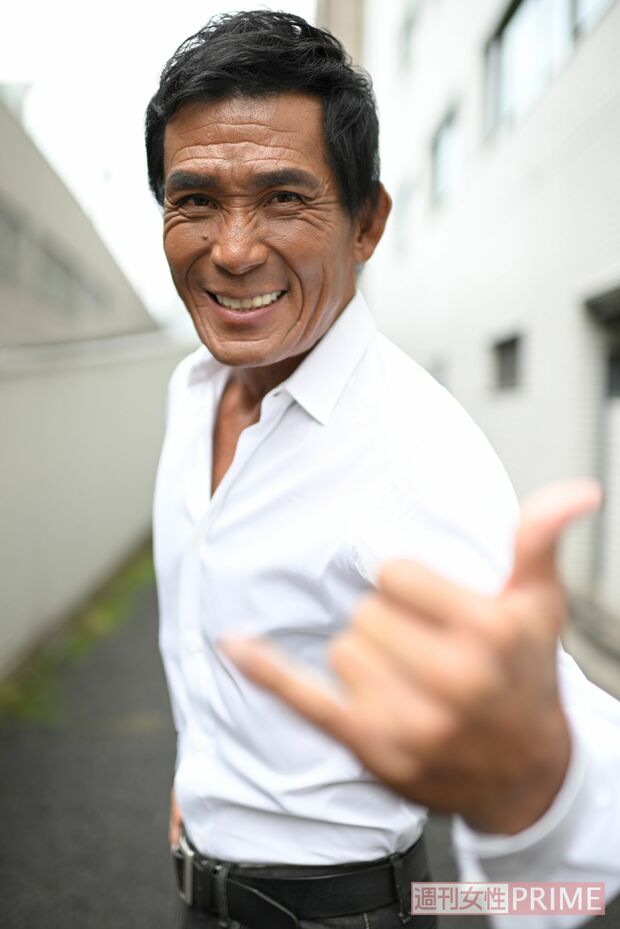 「毎日を全力で生きることが大切」と、笑うGETTAMAN。「アローハー!」のかけ声とともに、世界を元気にしようと休むことなく走り続けている　撮影／渡邉智裕