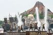 ゲストには、舞台上や海上に浮かぶ船から、大量の水が降り注ぐ。(c)Disney