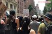 マンハッタンで行われた人種差別抗議デモ。「BLACK LIVES MATTER」の文字が掲げられている(ニューヨーク在住・田中さん提供写真)