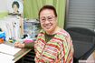 漫画家の井出智香恵さん。新連載を執筆中。片隅には大ファンである氷川きよしのうちわが見守っている 撮影:山田智絵