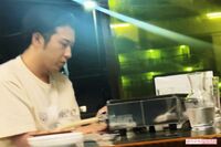 【独占】尾上松也、松本潤行きつけ焼肉店で密会した11歳年下“レコ大女性アーティスト”・大原櫻子
