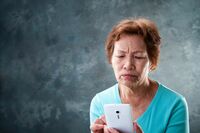 50代から注意! 高齢者に増える『スマホ認知症』、“脳の劣化”を防ぐ8つの生活習慣