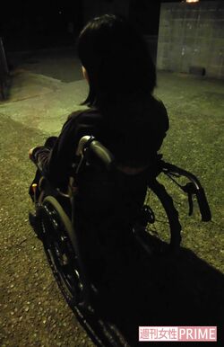 外出時に車椅子を利用する吉田さん。段差などが多く移動にもひと苦労だ